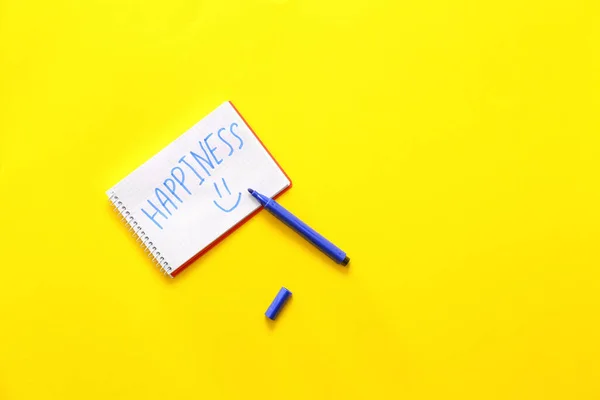 Ноутбук Словом Happiness Маркером Цветном Фоне — стоковое фото