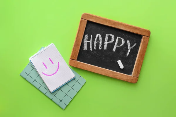 Chalkboard Com Palavra Happy Cadernos Com Sorriso Desenhado Sobre Fundo — Fotografia de Stock