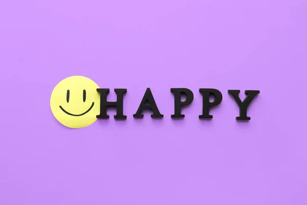 单词Happy和纸在彩色背景上的微笑 — 图库照片