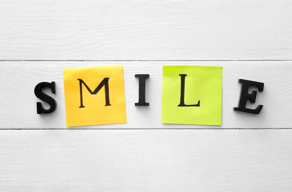 Woord Smile Witte Houten Achtergrond — Stockfoto