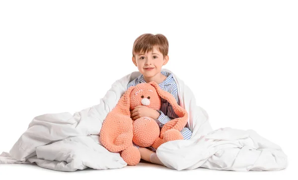 Kleiner Junge Decke Gehüllt Und Mit Spielzeug Auf Weißem Hintergrund — Stockfoto