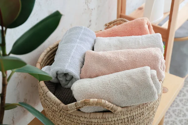 Weidenkorb Mit Sauberen Handtüchern Der Waschküche — Stockfoto