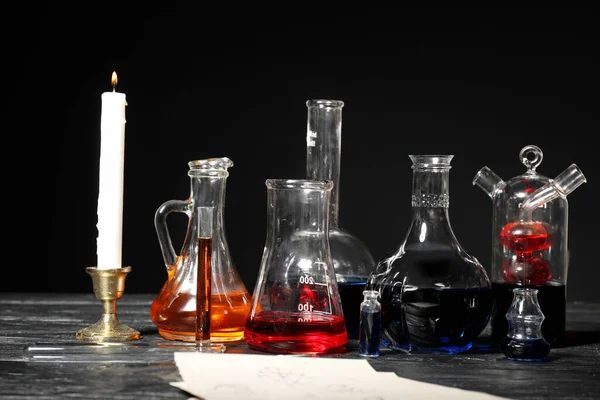 Tränke Papierblätter Und Kerzen Auf Dem Tisch Des Alchemisten — Stockfoto