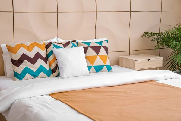 Groot Comfortabel Bed Hotelkamer — Stockfoto