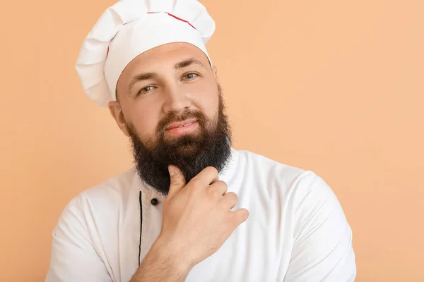 Schöner Männlicher Koch Auf Farbigem Hintergrund — Stockfoto