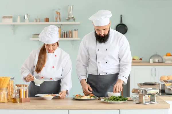 Chefs Masculinos Femeninos Cocinando Cocina — Foto de Stock