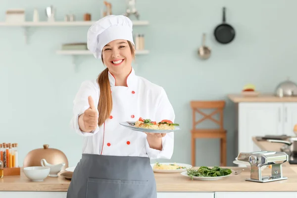 Kvinnlig Kock Med Välsmakande Maträtt Visar Tummen Upp Köket — Stockfoto