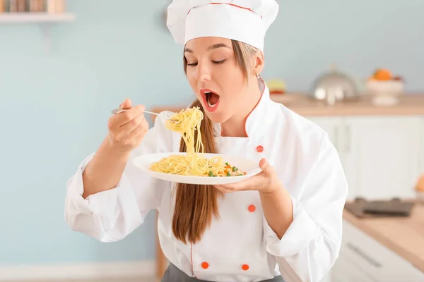 Kadın Aşçı Mutfakta Lezzetli Yemekler Yiyor — Stok fotoğraf