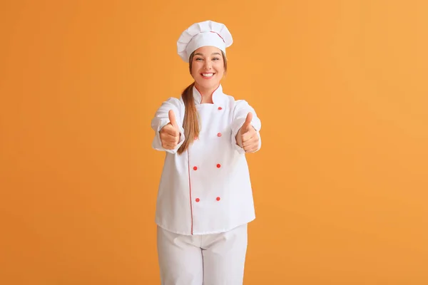 Joven Chef Femenina Mostrando Pulgar Hacia Arriba Fondo Color — Foto de Stock