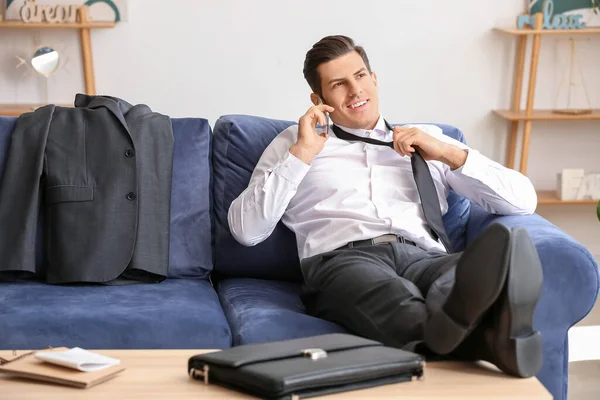 Jovem Empresário Descansando Casa Após Longo Dia Trabalho — Fotografia de Stock
