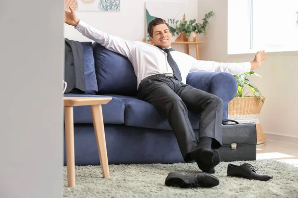 Empresário Descansando Sofá Casa Depois Longo Dia Trabalho — Fotografia de Stock