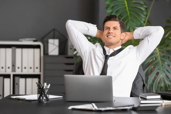 Jovem Empresário Relaxando Escritório Sonhando Com Fins Semana — Fotografia de Stock