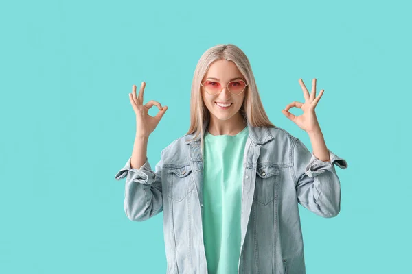 Beautiful Young Woman Showing Gesture Color Background — Stock Photo, Image