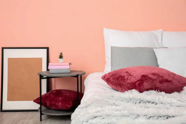 Stijlvol Interieur Van Kamer Met Groot Bed — Stockfoto