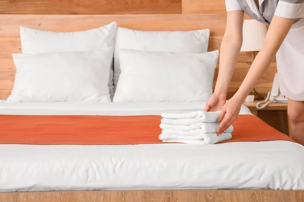 Chambermaid Putting Clean Towels Bed — Stock Photo, Image