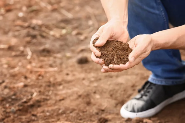 Man Testing Rich Soil Outdoors — Stock Photo, Image