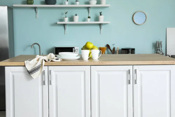 Modern Mutfakta Şık Bir Masa — Stok fotoğraf