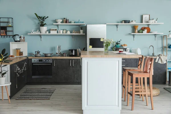 Interieur Der Modernen Küche Mit Stilvollem Tisch — Stockfoto