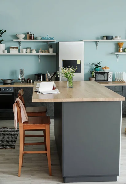 Interieur Van Moderne Keuken Met Stijlvolle Tafel — Stockfoto