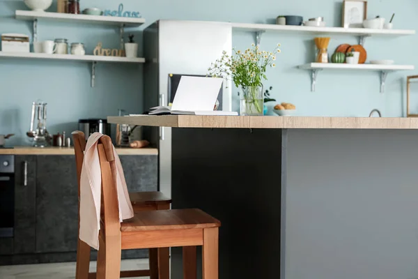 Mesa Elegante Cozinha Moderna — Fotografia de Stock