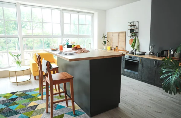 Interior Cocina Moderna Con Mesa Elegante —  Fotos de Stock
