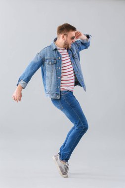 Gri arka planda yakışıklı dansçı.