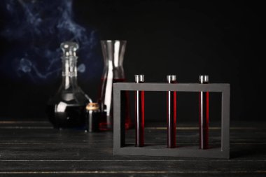 Simyacı masasında farklı iksirler var.