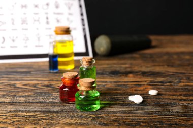 Simyacı masasında farklı iksirler var.