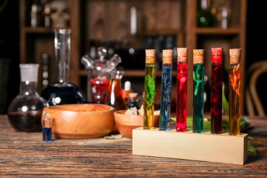 Simyacı masasında farklı iksirler var.