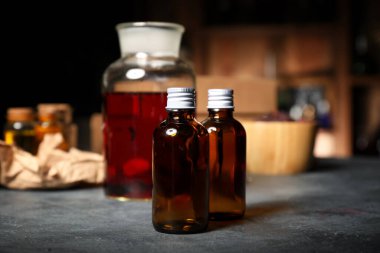 Simyacı masasında farklı iksirler var.