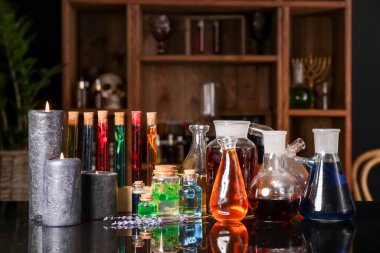 Simyacı masasında farklı iksirler var.