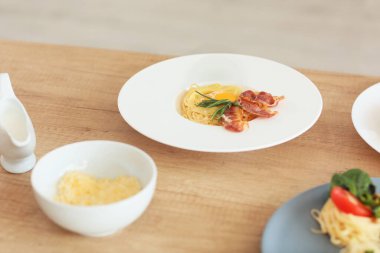 Mutfaktaki masada lezzetli makarna tabağı.