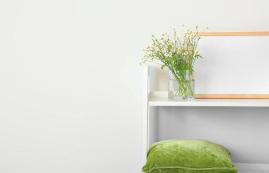 Raf üniteli modern oturma odasının içi.