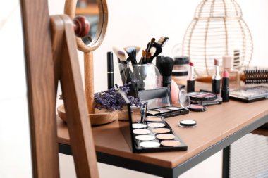 Dekoratif kozmetik tablo kümesi