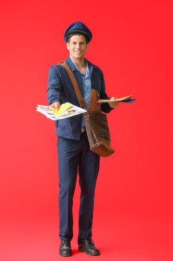 Renkli arka planda yakışıklı genç postacı