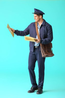 Renkli arka planda yakışıklı genç postacı