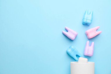 Renkli arkaplanda dişleri olan tutucu