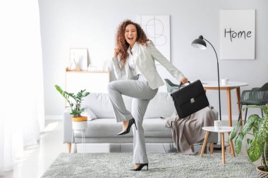 Hafta sonundan önce evde mutlu bir iş kadını