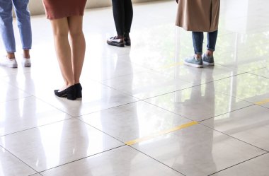 İçerde sosyal mesafeli bir grup insan. Salgın kavramı