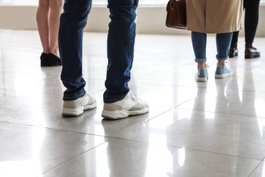 İçerde sosyal mesafeli bir grup insan. Salgın kavramı