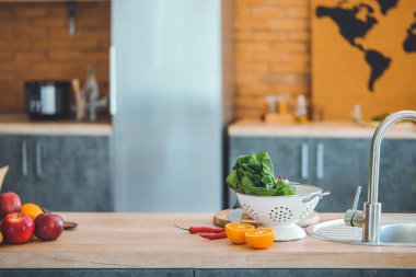 Mutfak tezgahında taze ürünler