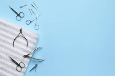 Renk arkaplanındaki manikür için malzemeler