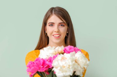 Renkli çiçekleri olan genç bir kadın.