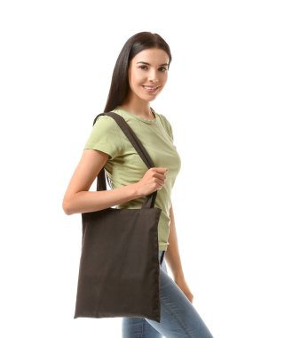 Beyaz arka planda çevre çantalı genç bir kadın.