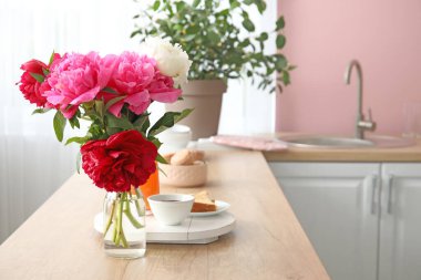 Modern mutfaktaki masada bir buket çiçek.