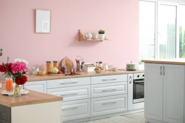 Modern mutfağın iç mimarisi.