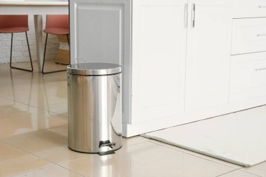 Modern mutfakta çöp tenekesini temizle.