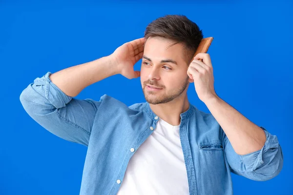 Handsome Man Stylish Hairdo Comb Color Background — Stock Photo, Image