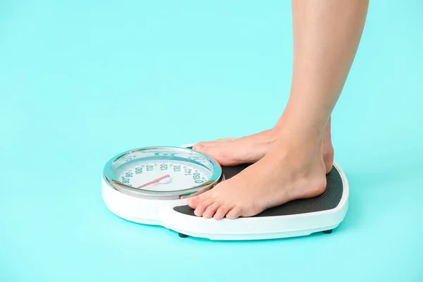 Young Woman Measuring Her Weight Color Background — Stock Photo, Image