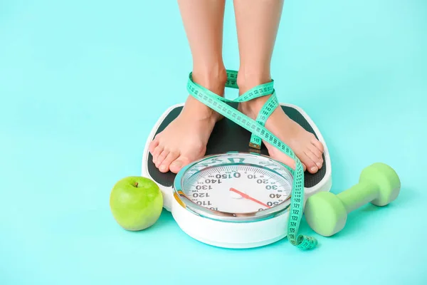 Young Woman Measuring Her Weight Color Background — Stock Photo, Image